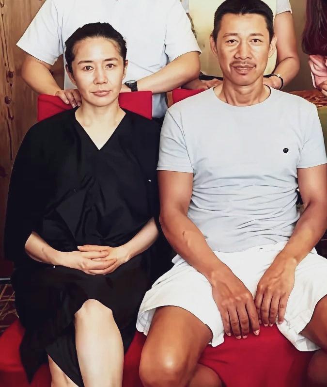 张丰毅和他的妻子霍凡。妻子霍凡比张丰毅小12岁，是一名舞蹈教师，为人低调，很少公