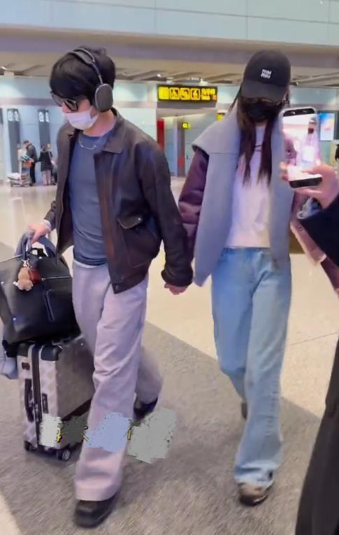 最近井柏然和刘雯手牵手一起现身上海机场，两位走在一起格外的般配，像一对年轻的情侣