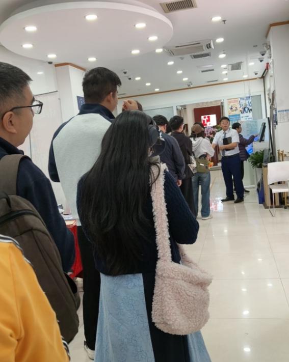 现在卖黄金和买黄金的，估计都要悔到拍大腿！不是金价还在跌，而是315刚到，多