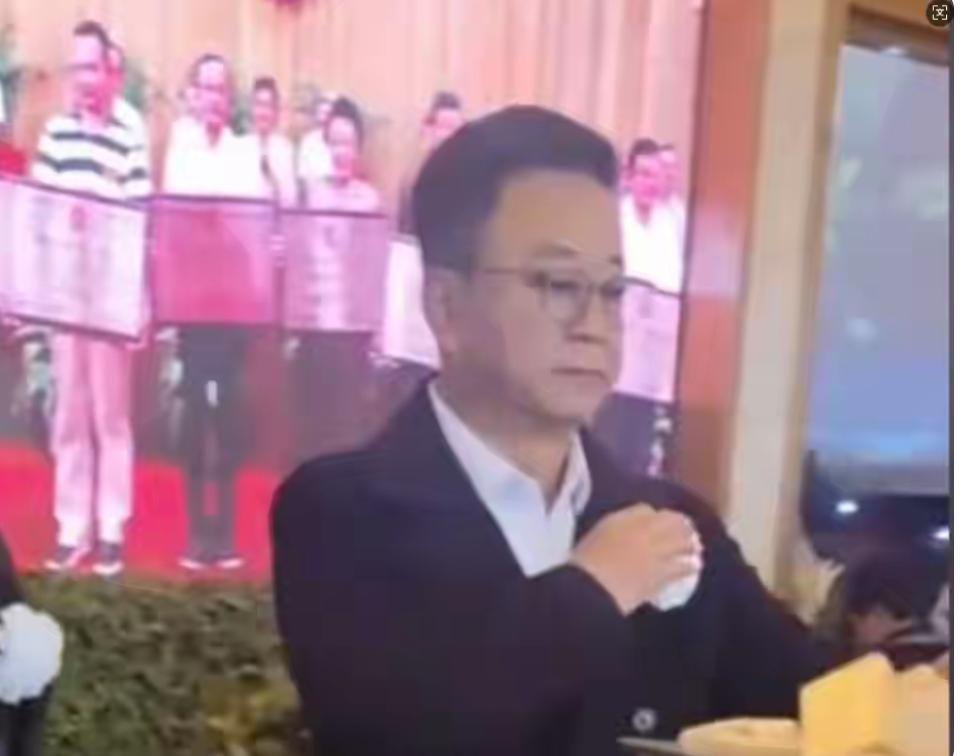 朱军低调现身陈丽华追悼会，身姿挺拔、神情肃穆，62岁仍满头黑发娱乐明星