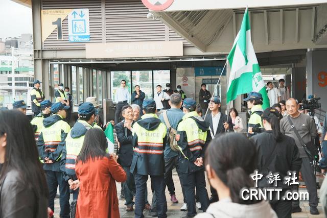 不是，我就纳闷了，每次岛内重要人物一飞大陆，机场外面怎么翻来覆去都是同一拨人在那