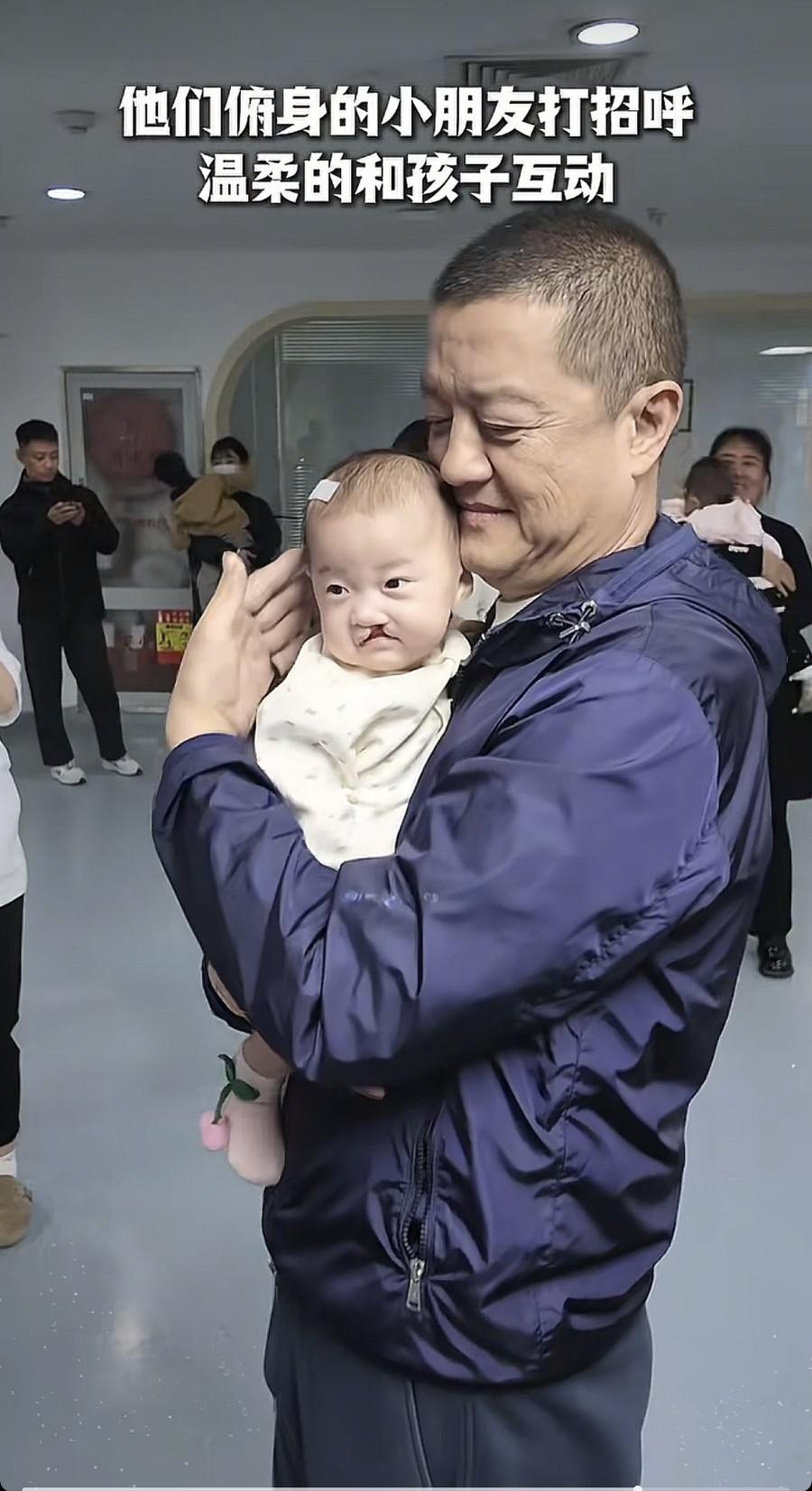 10月8日，李亚鹏特地赶回北京嫣然天使儿童医院，接待李要得和心梅老师，李亚鹏抱着
