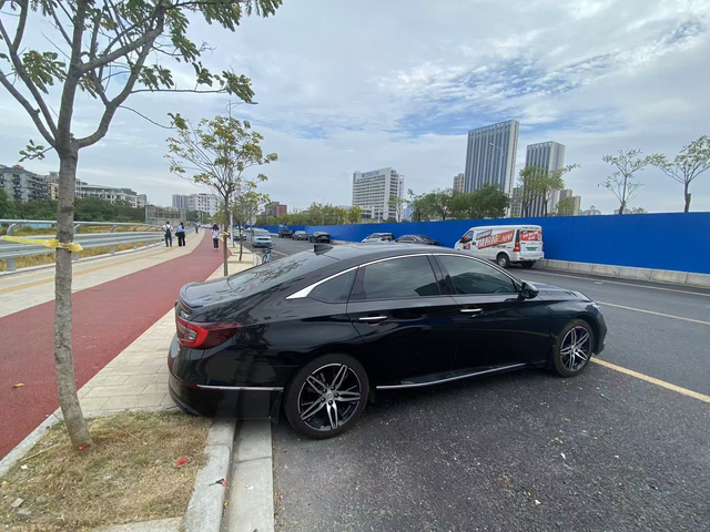 你们的黑色车靠近靠近比仔细看，会不会有很多太阳纹，小划痕？