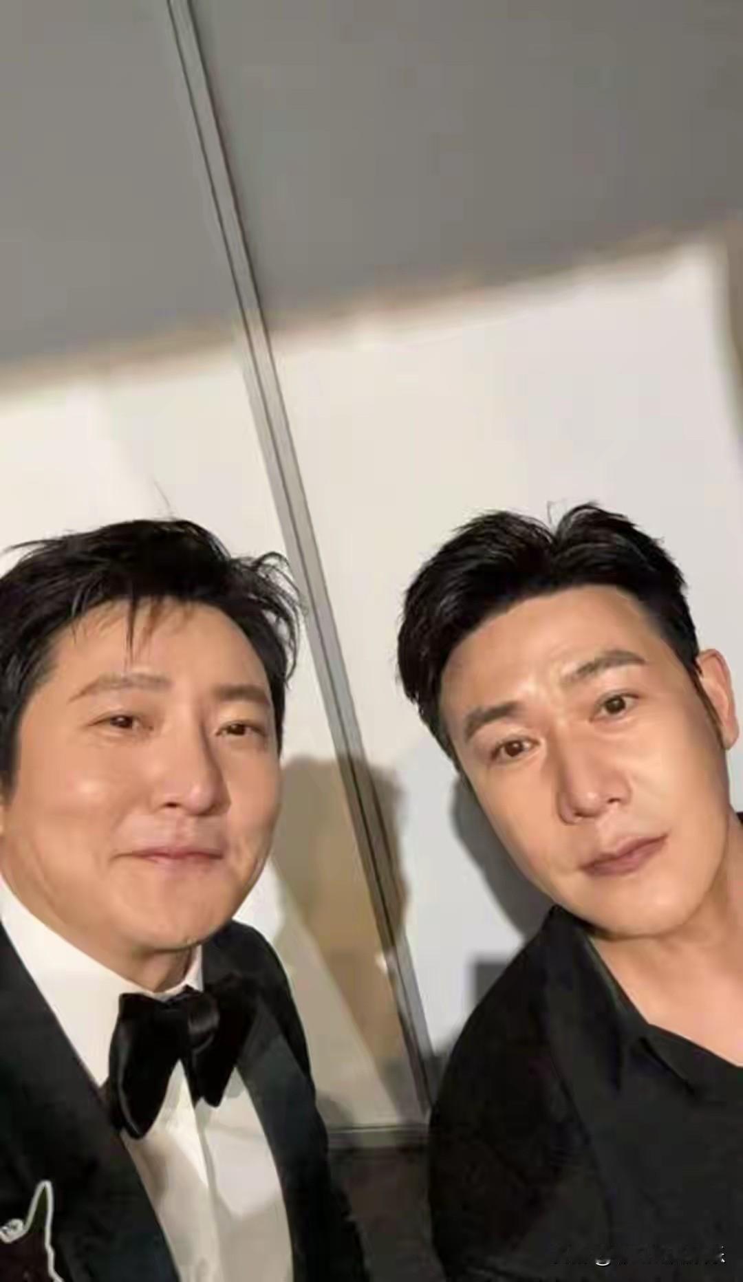 郭京飞陆毅合影忘p图，两人脸泛油光发福明显，岁月不饶人。郭京飞喊陆毅姐夫，同