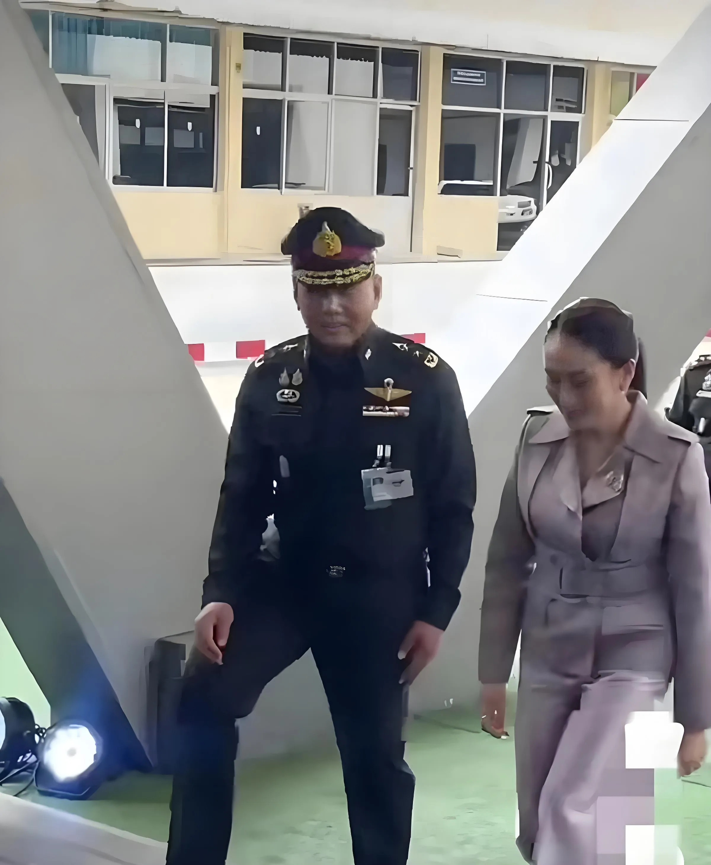 为何泰国军方对佩通坦保持尊重？这是因为佩通坦所代表的他信华裔家族，一直坚持对