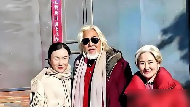 75岁张纪中过寿，女婿直接搂着63岁岳母贴脸拍照，脸都快挤一块了。现场没人觉得不妥，张纪中坐旁边笑，