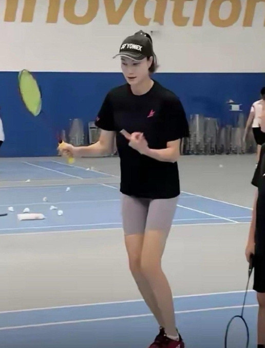 当年林丹就是因为这双大长腿，才爱上了谢杏芳。羽毛球队第一大长腿真是名不虚传​​