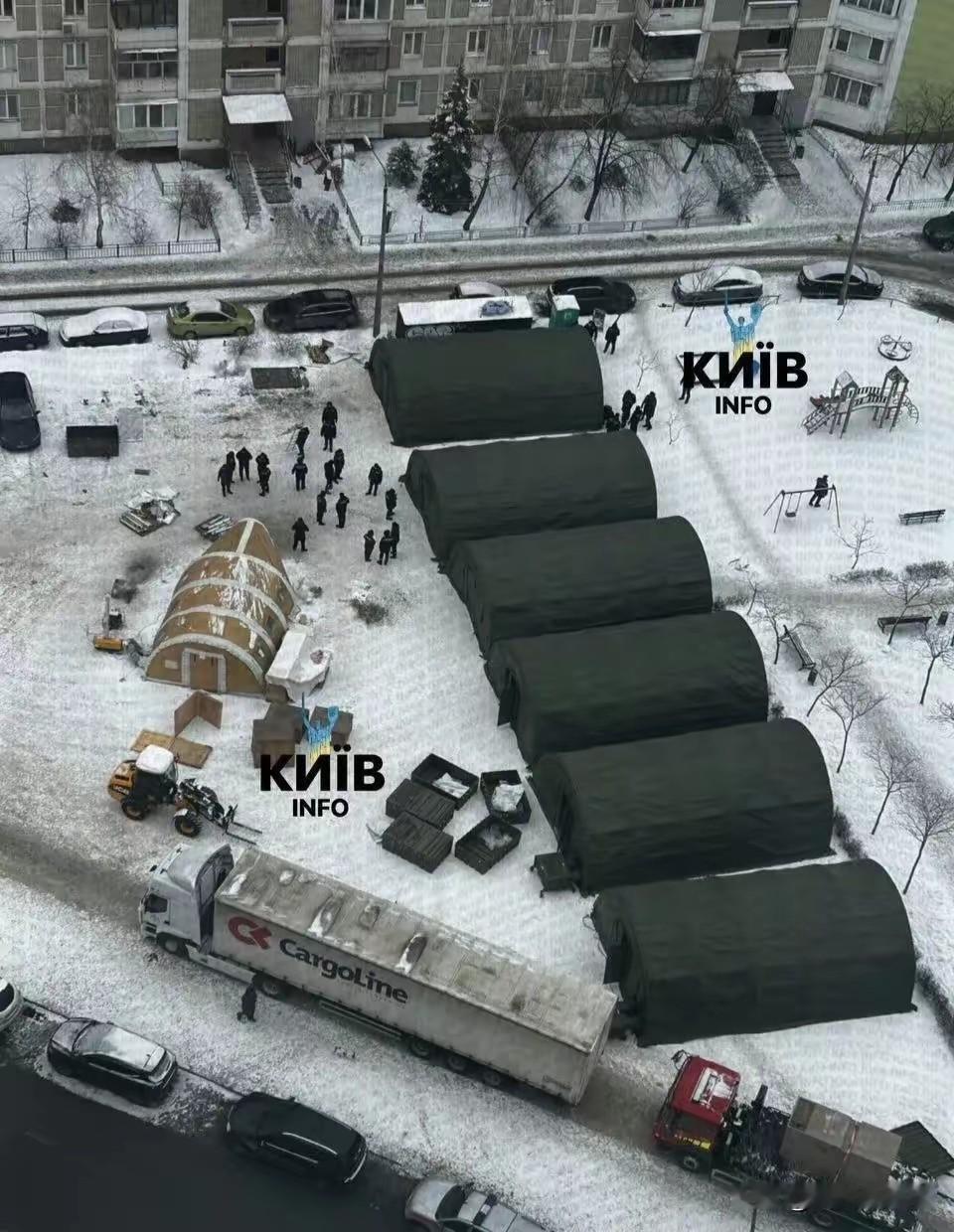 这就是乌克兰首都基辅度过这个冬天最后的办法了。那就是设置集中安置点。搭建一批