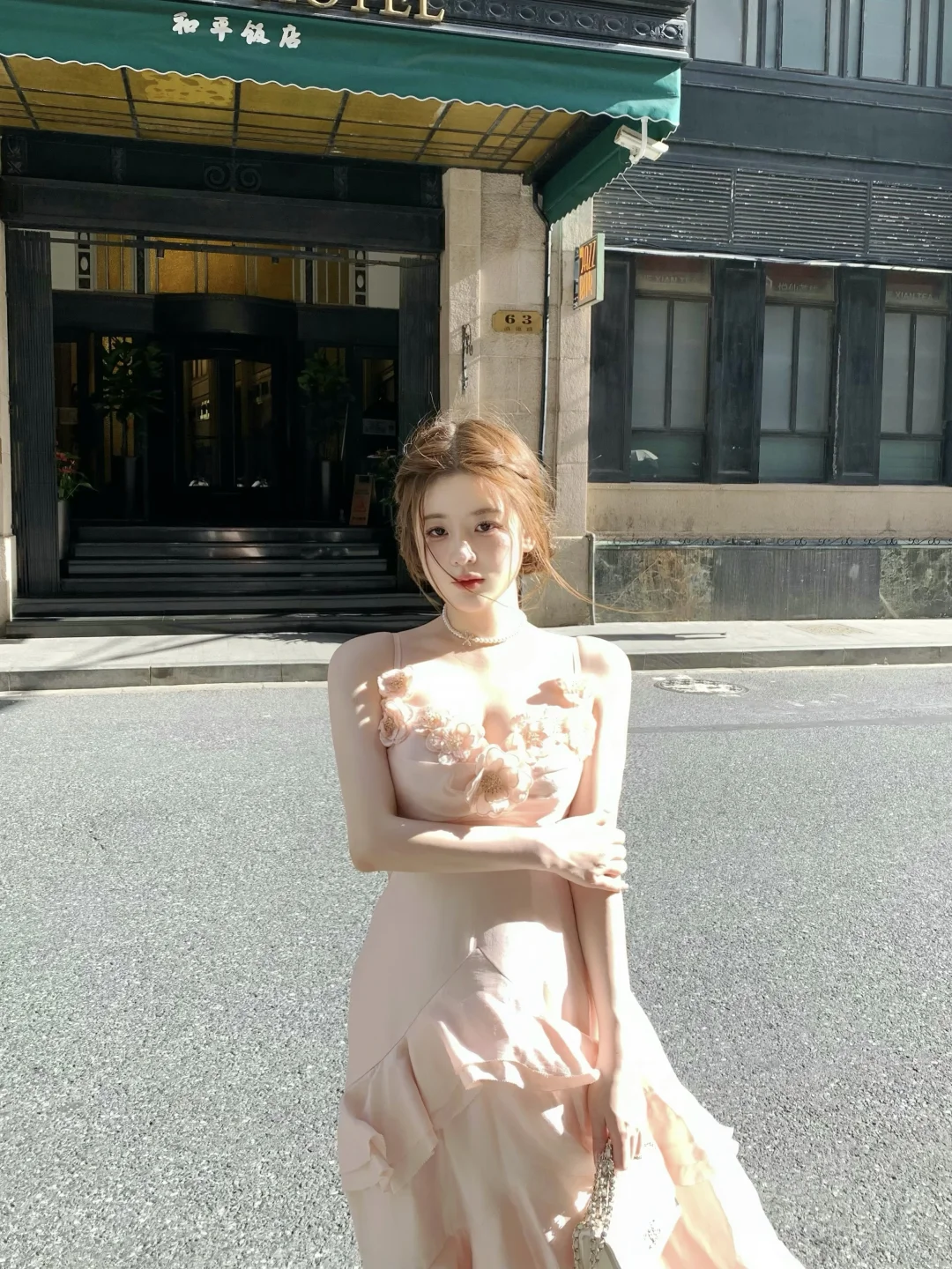 阳光刚好落在裙摆上，整个人在发光✨