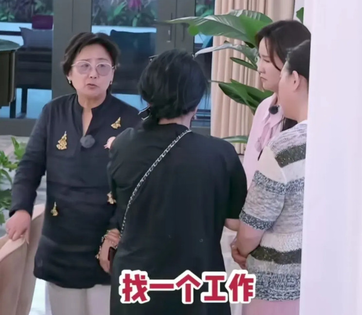 只有经历过社会毒打的人，才知道黄圣依妈妈邓传理有多好，她看到李嘉格妈妈一直掺和着