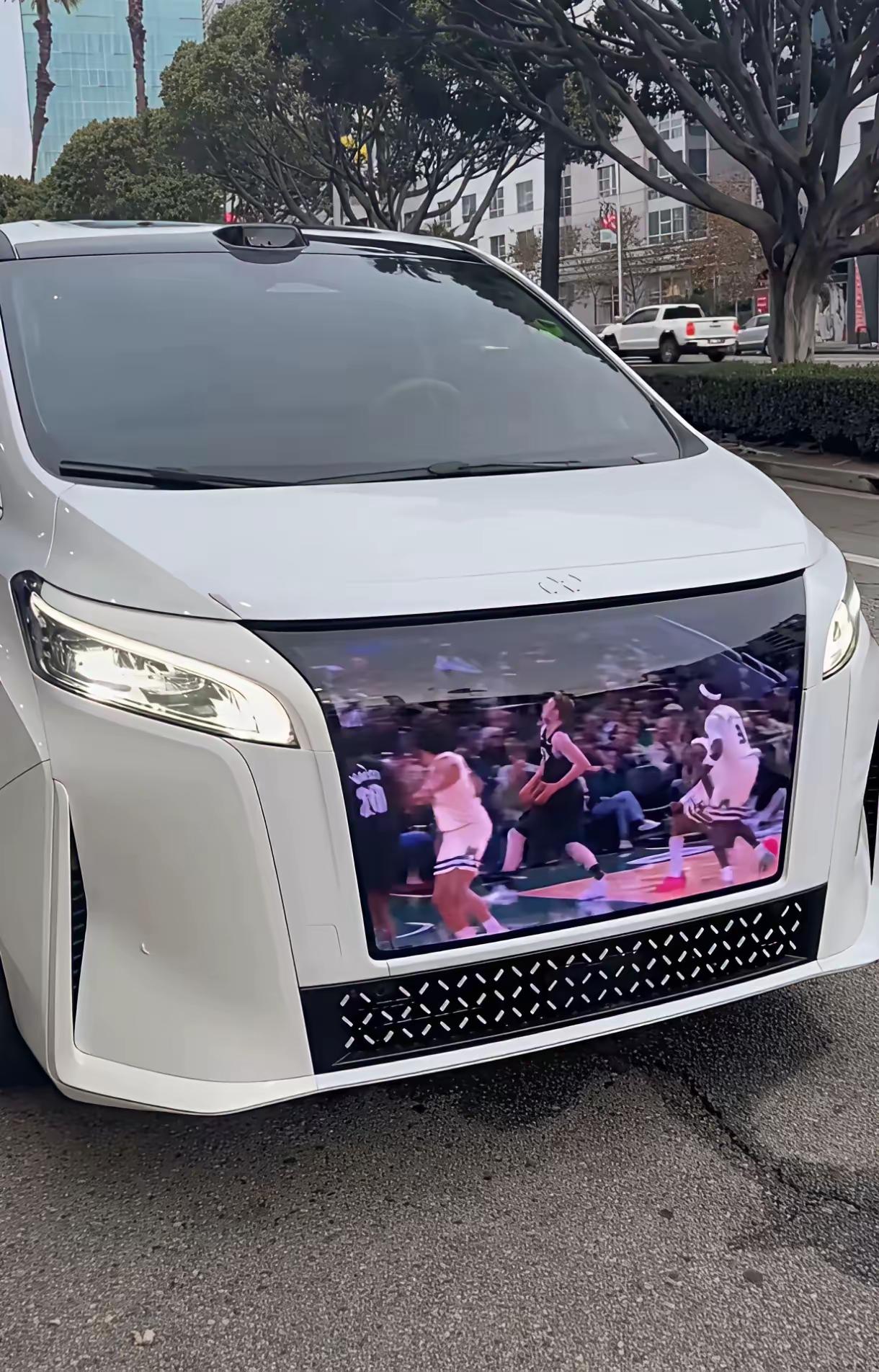 今天在马路上看到一辆比较奇特的车，车头竟然有个大屏幕，还在放着男篮比赛，一时间真