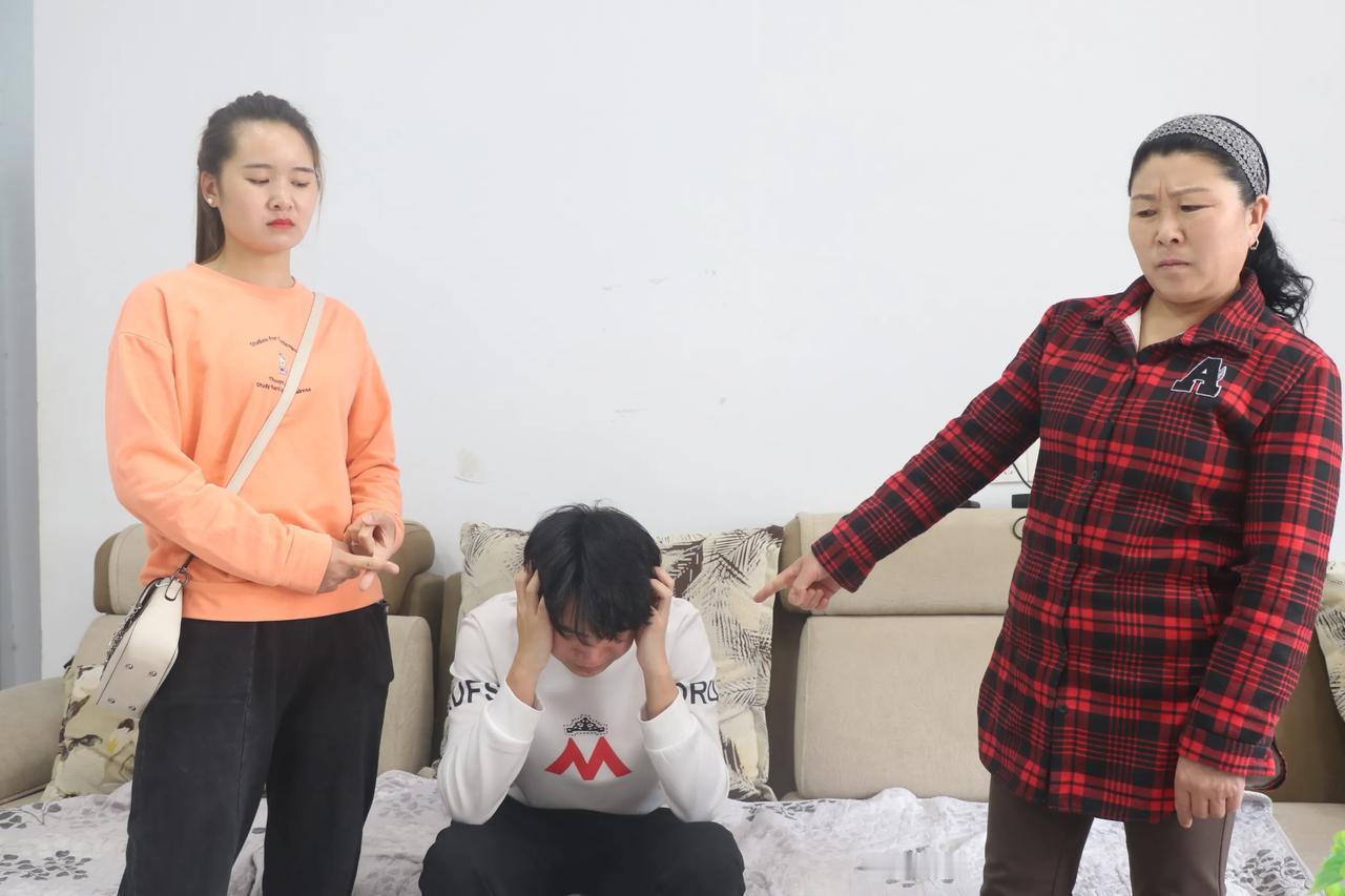 去年，女儿出轨，女婿二话没说，离了。离婚那天，女婿来家里收拾东西。他蹲在客厅