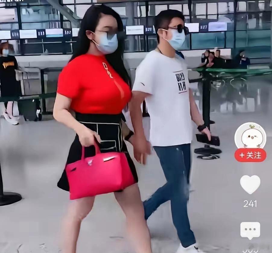 160斤，玫红色紧身衣，冉莹颖又把自己穿成了靶子那些在机场拍的照片儿里,有她,