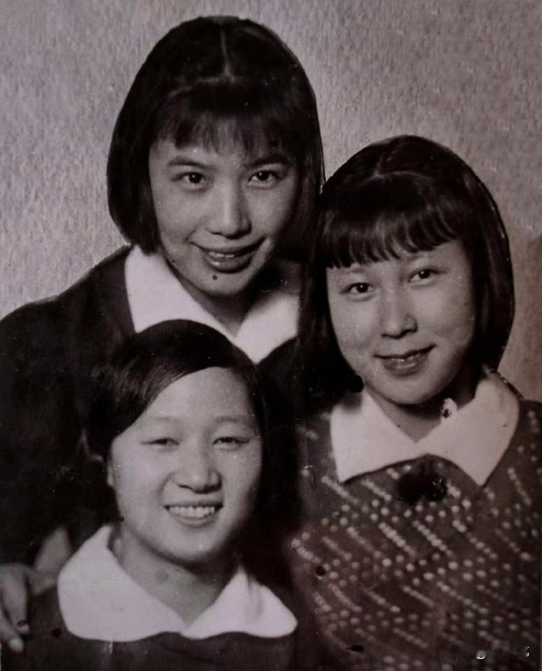 上世纪40年代，三位杰出女性在苏联的一张珍贵合影。最右边是号称“陕北一枝花”的