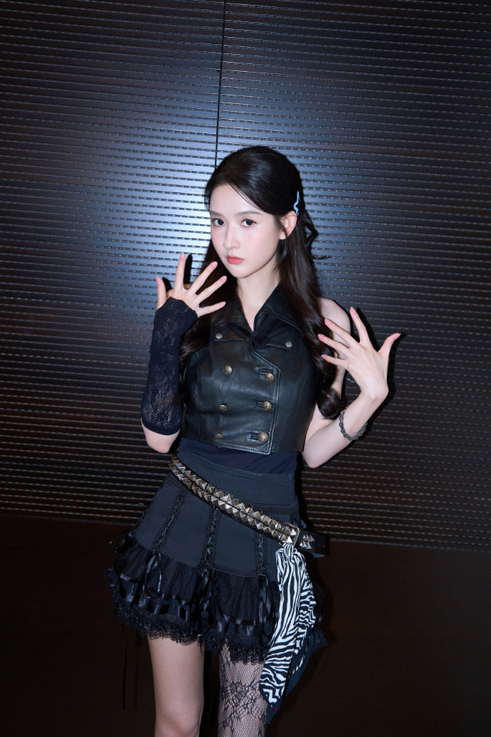 王玉雯的袜子手套被设计师认可王玉雯美少女
