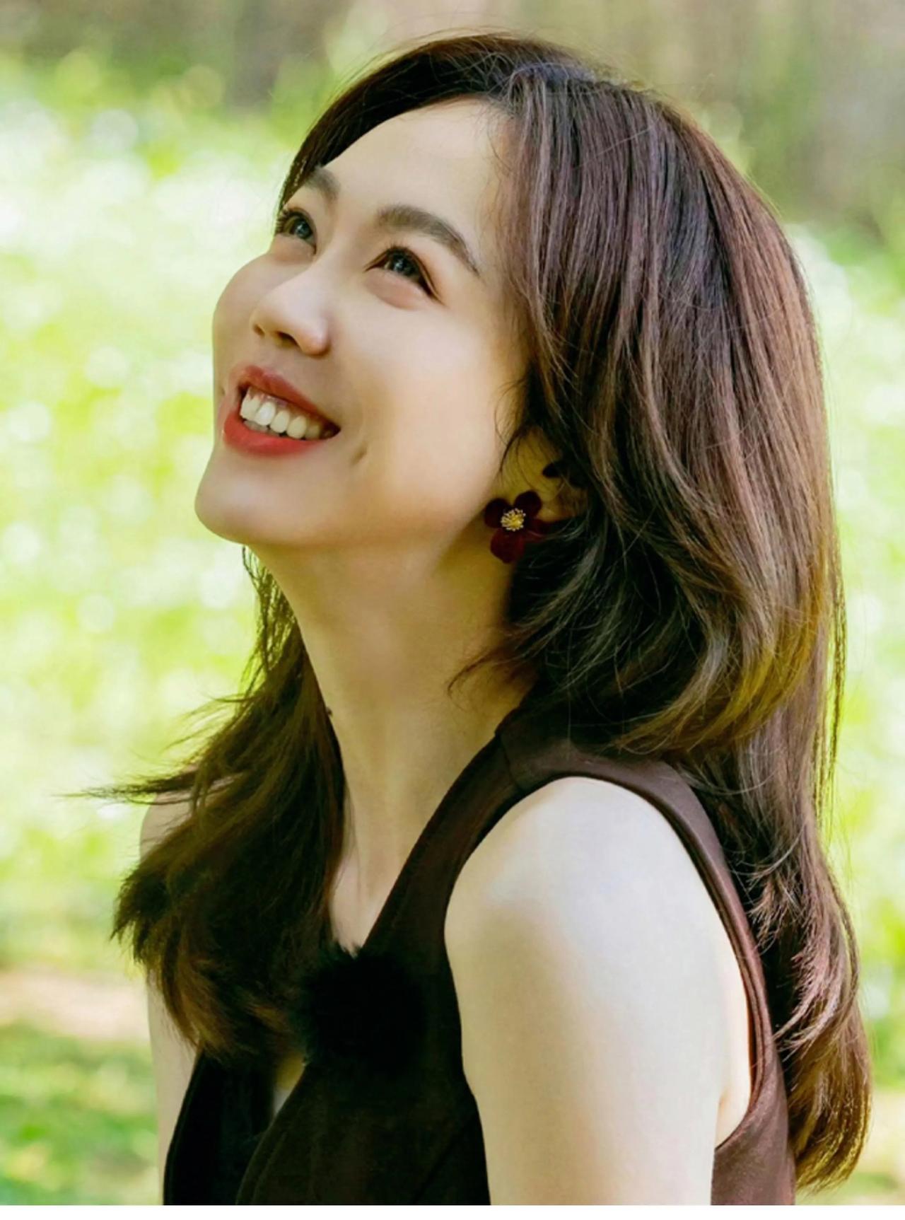 烟火气女神！姜妍美翻《中餐厅》，宋丹丹都认她当闺女！姜妍的美，舒服得像街角咖
