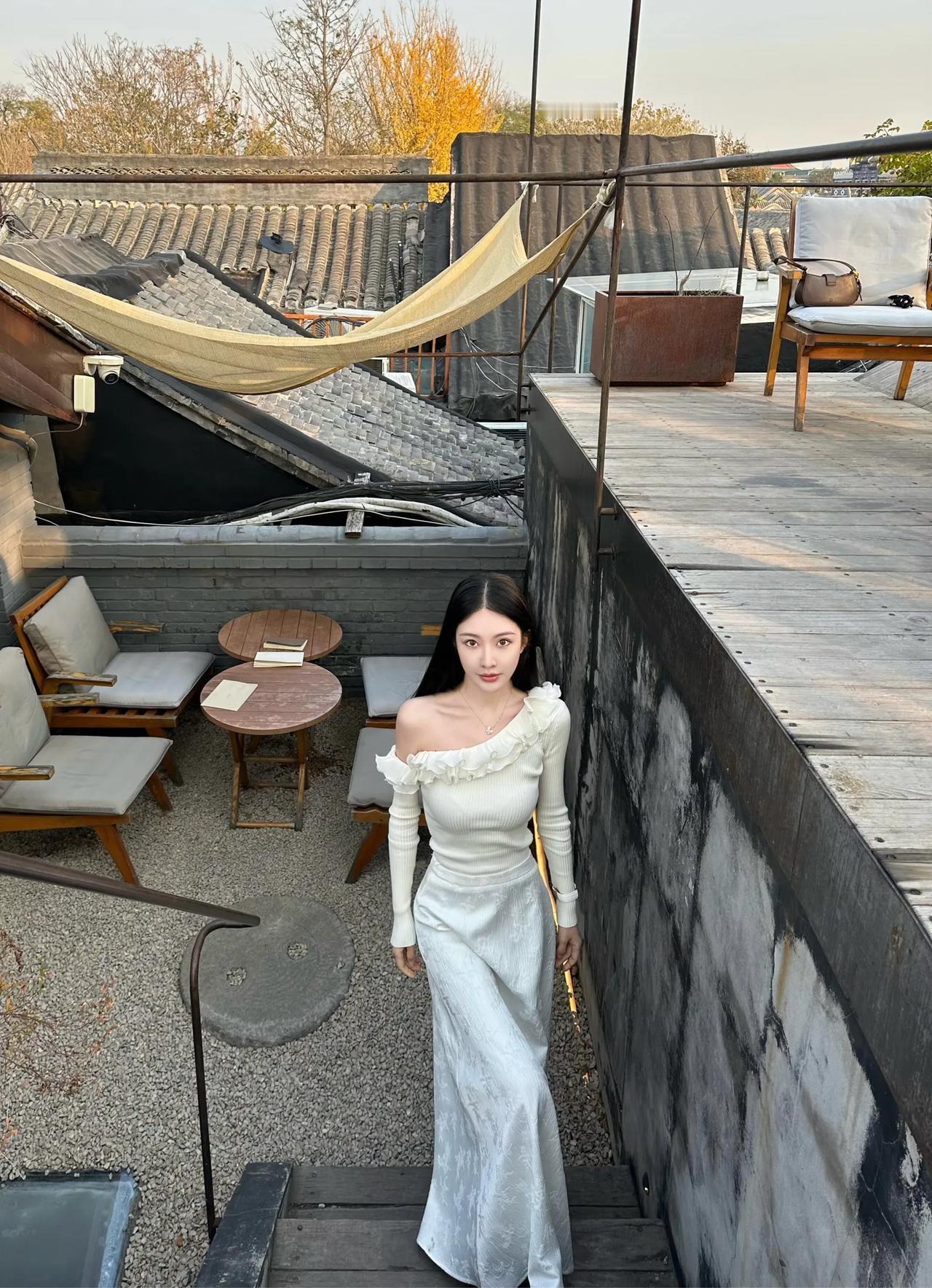 阳光下的温柔时光，白裙与自然的完美融合。