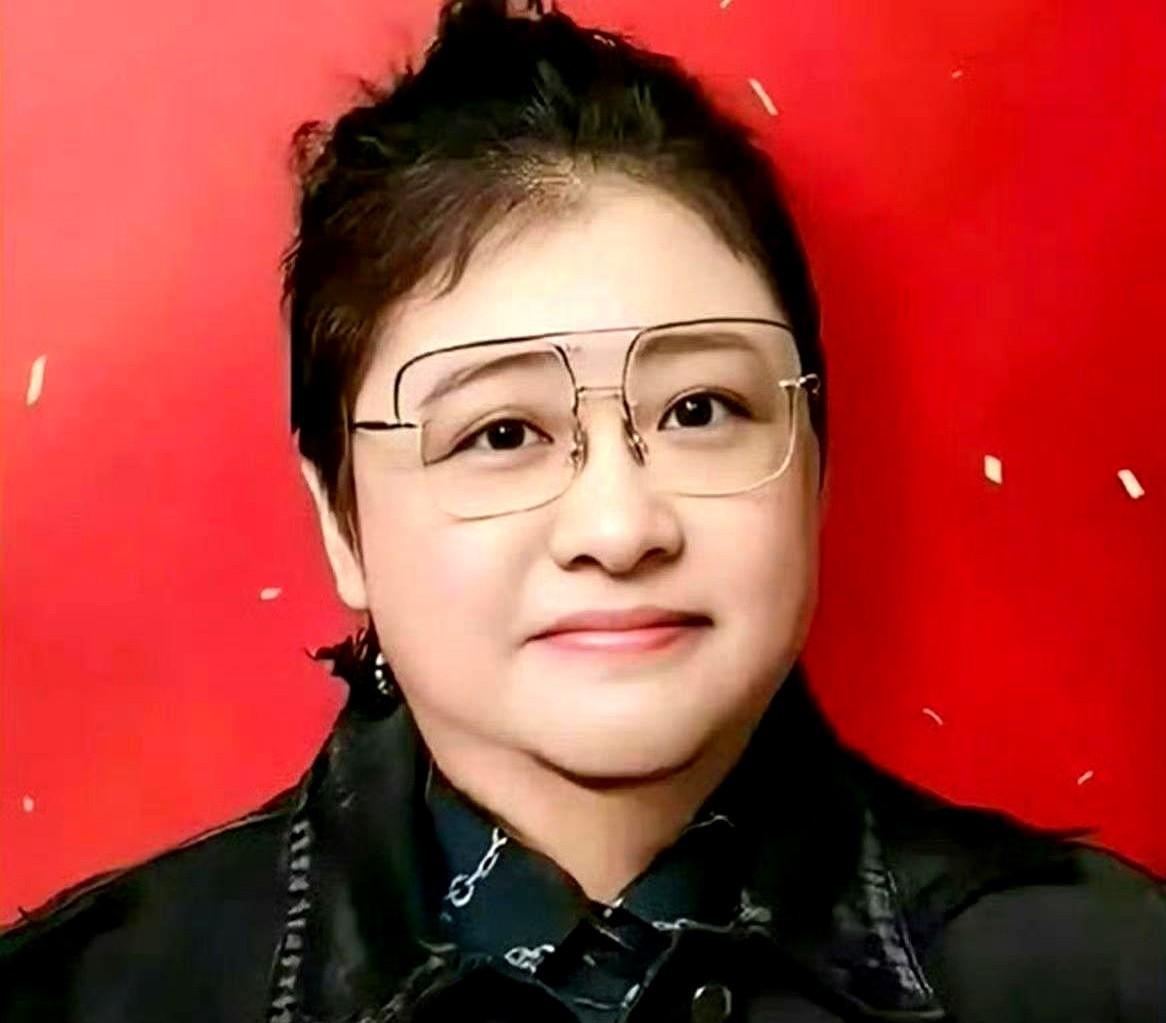 韩红说自己是校花，这下我真信了。一张18岁的军装照，直接让大家惊了。照片里那