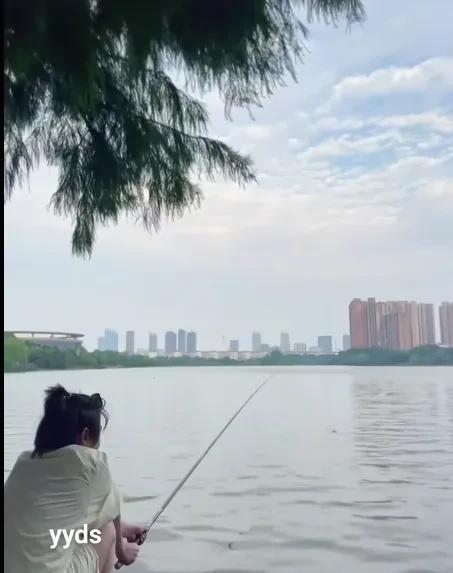 钓鱼的全红婵婵宝应该是放假了，或者是在养伤中。并没有去香港治病。还是年龄小啊
