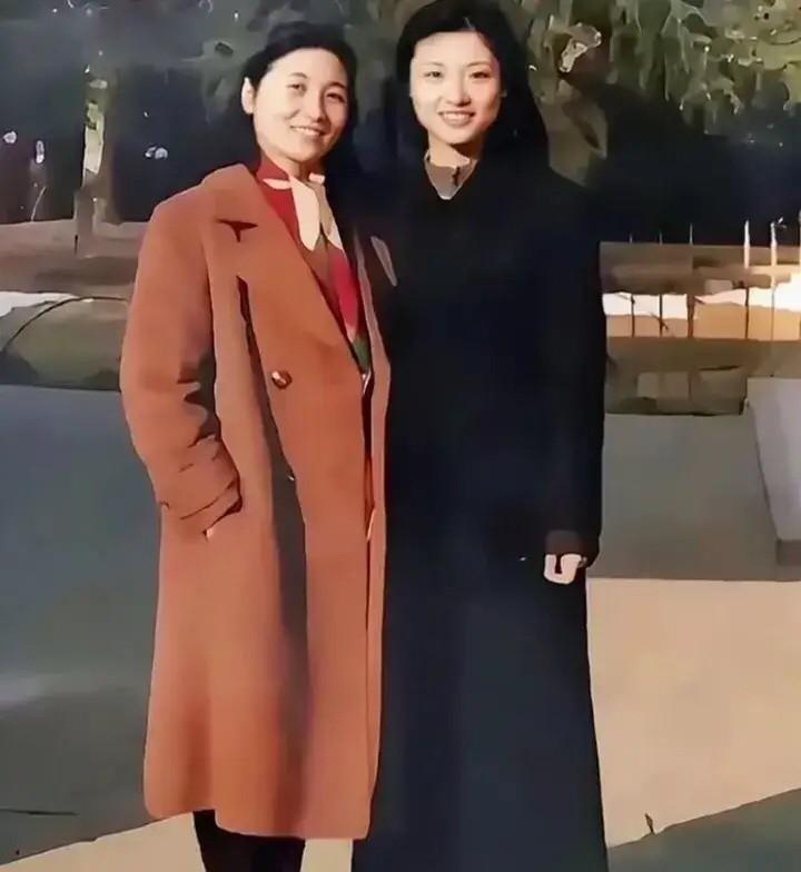 读大学时候的周涛就很美了，那个时候她是干净的美，出水芙蓉，惊艳时光的美，脸上没有