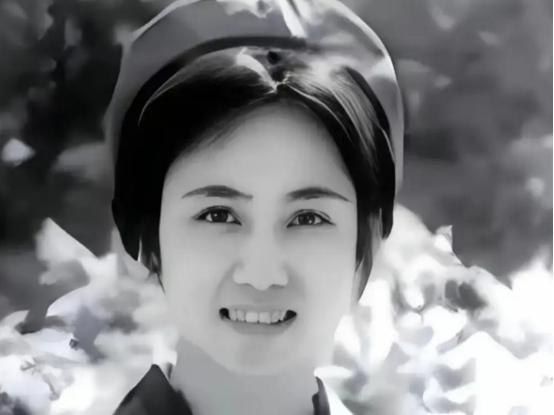 1970年的南京，军区医院人来人往、人声嘈杂。许世友的独女陪同好友走进医院办事，