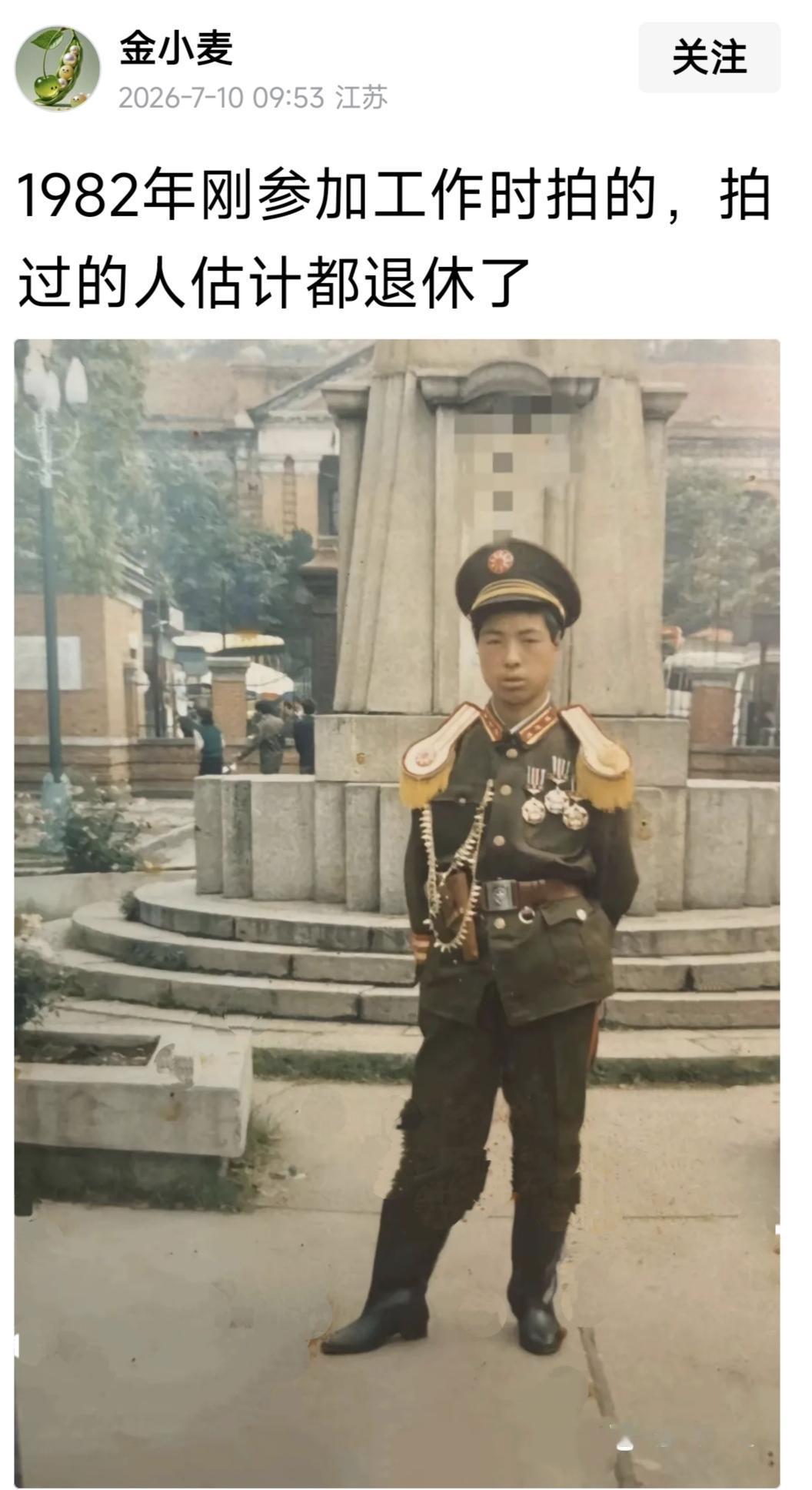 这老弟是在什么旅游景点拍照的，怎么看着像寺院或什么纪念碑[滑稽笑]。