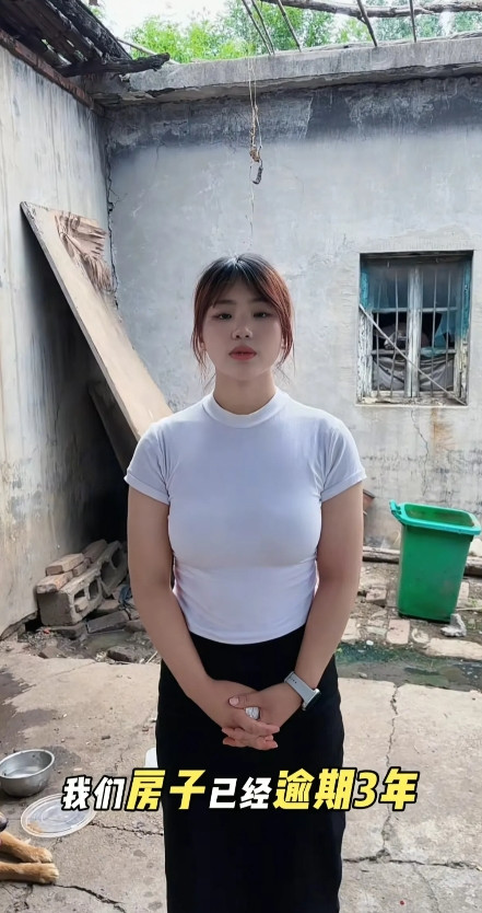 业主维权费尽心思，为博流量竟不惜“出卖”自身身体。近日，一位烂尾楼女业主走红