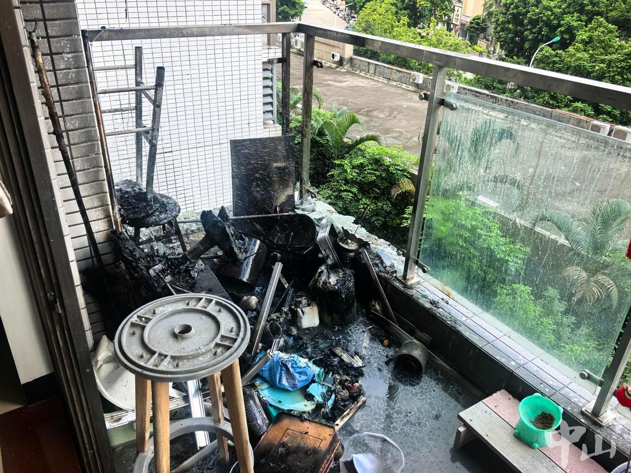 “太机智了!”广东中山，一小区4楼阳台突然起火，楼上男邻居发现后，赶紧下楼敲门提
