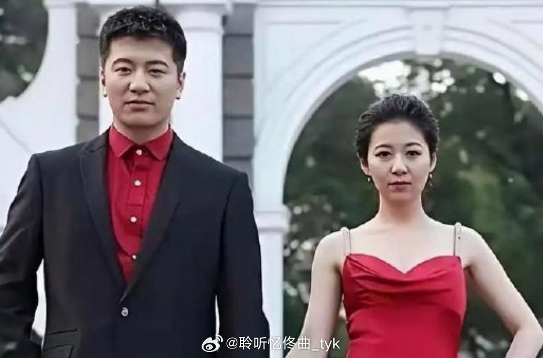 2014年张雪峰和妻子李丽婧在清华大学门口拍的结婚照