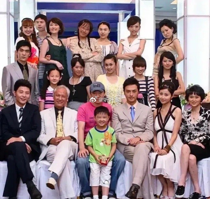 翻出了当年《丑女无敌》剧照，才发现辛芷蕾居然也在里面吗？