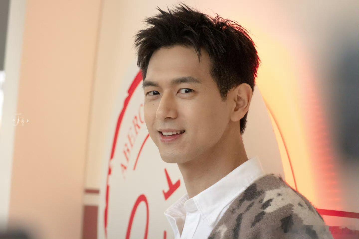 李现三里屯品牌活动，卡其色毛衣造型，真的是“现”男友吧🤩🤩​​​