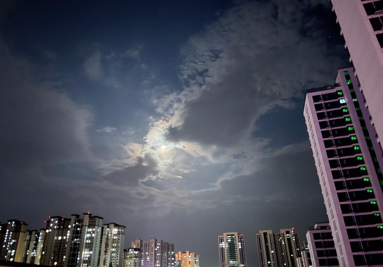 越是内心虚弱的人，越是爱虚张声势，夸夸其谈，从而试图掩盖心里的那份不安和不自信。
