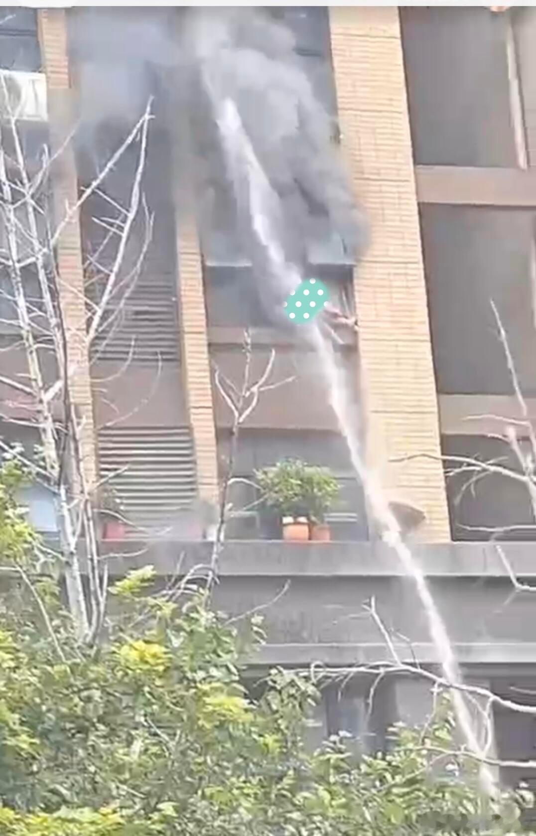 7月27日江苏连云港火灾当事人家属说：女童母亲已经醒了，她计划好一点去看孩子，她