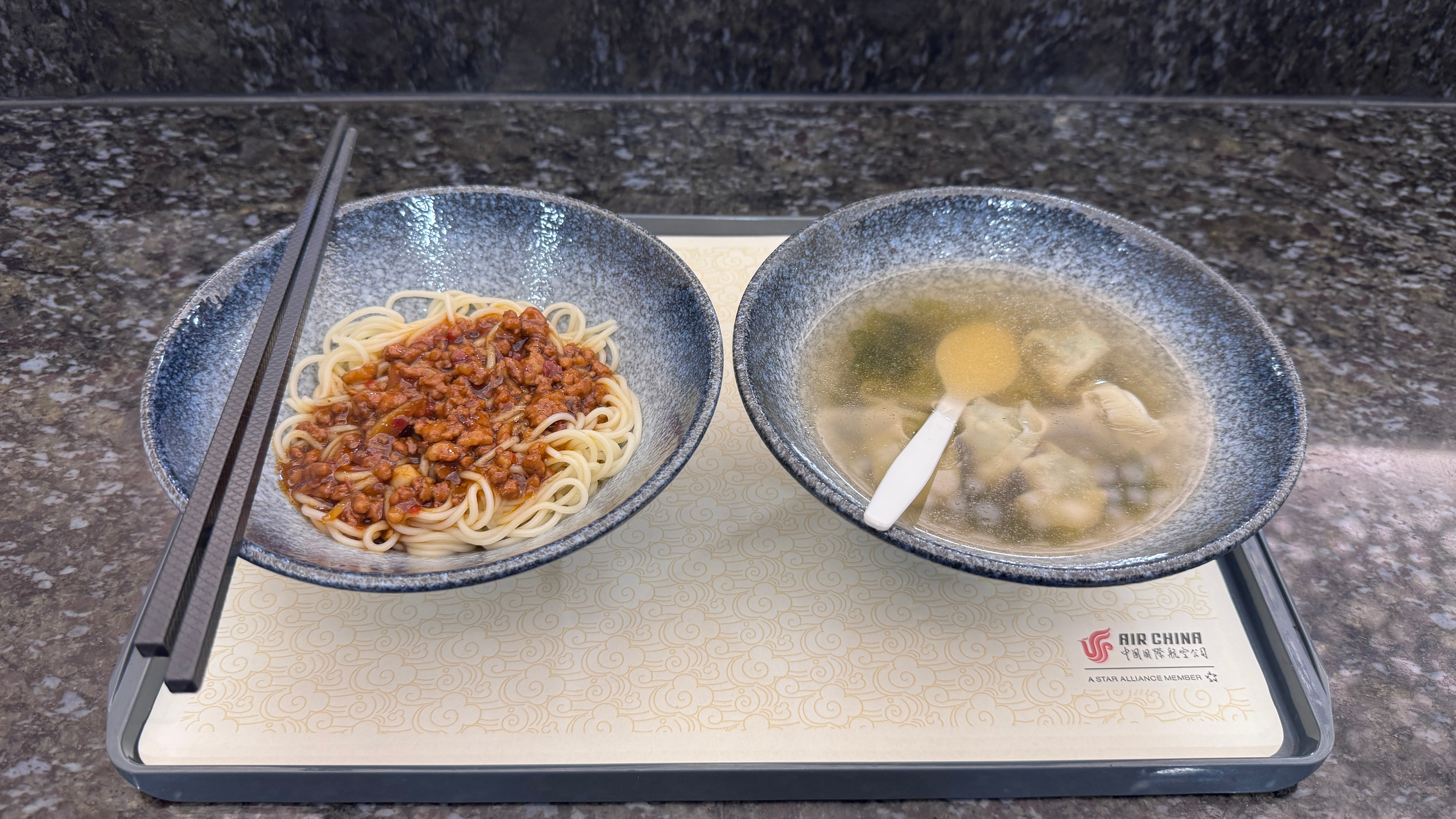 今天的行程✈️是一个杭州极限往返大概率中午没有吃饭时间，所以美滋滋想在机场先炫饱