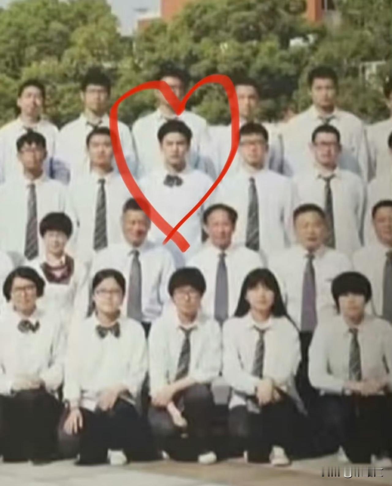 张凌赫毕业照太敢穿！男生堆里扎女生领结，早藏着反差萌密码张凌赫的毕业旧照一