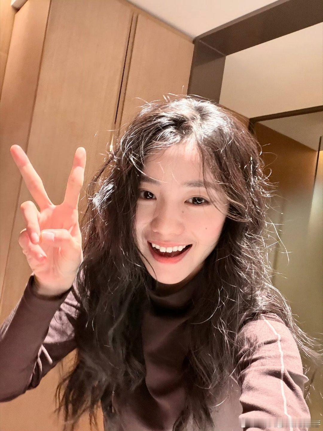 刘浩存素颜自拍照，顶光都这么美