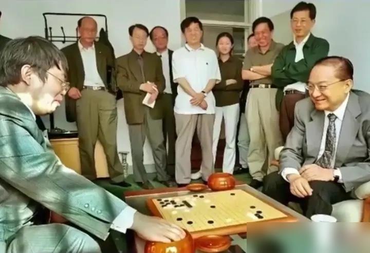 60岁的金庸撩起长衫，作势就要给32岁的聂卫平跪下行三跪九叩的大礼。周围所有人都