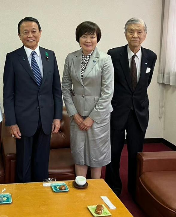 安倍昭惠做客，英国前首相梅姨准备了下午茶，麻生准备了两块糕点。日本人的饮食提倡