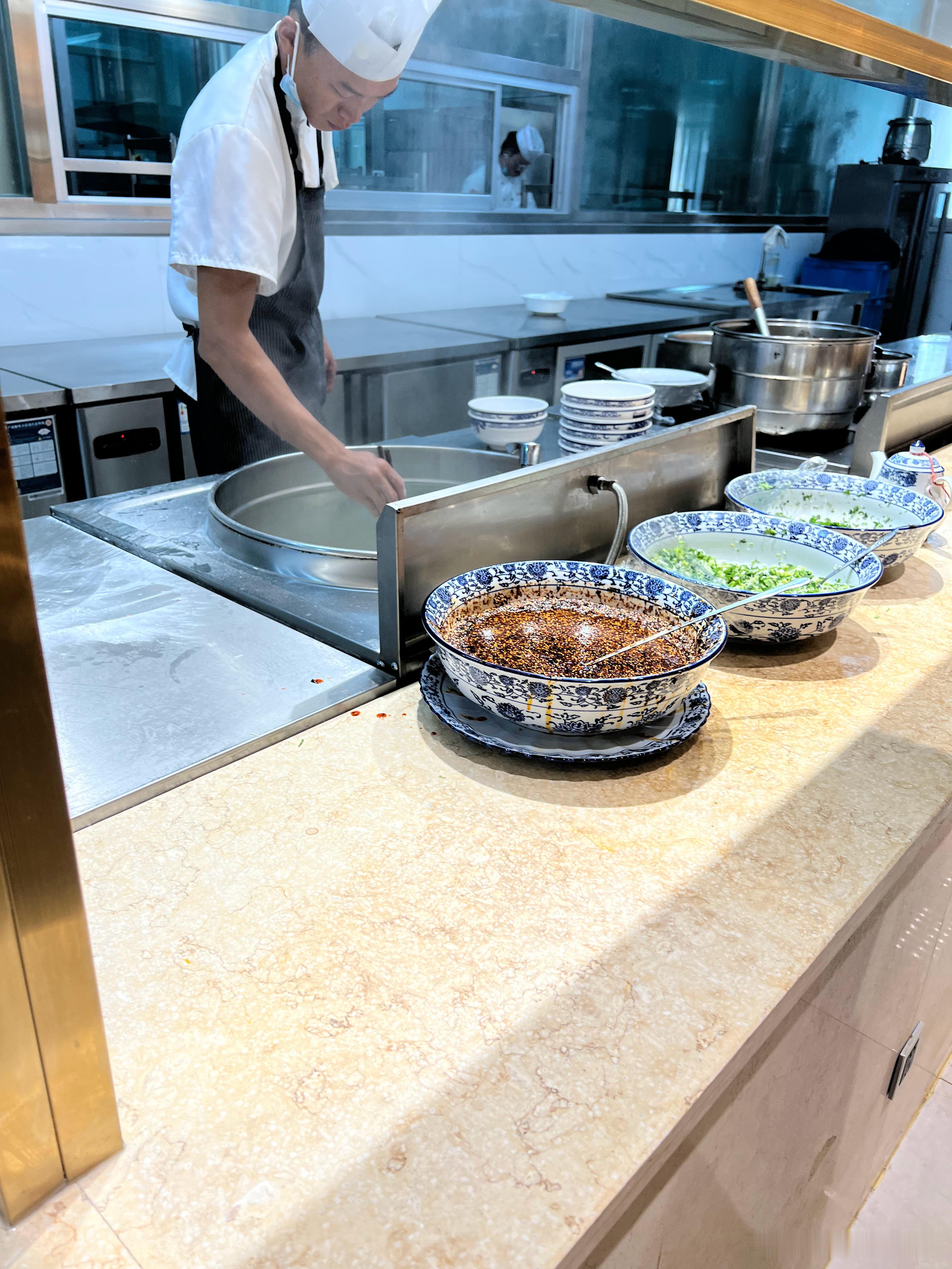 没想到，大早上酒店就有牛肉面[doge]只不过，和全国都一样，肉很少[doge]​