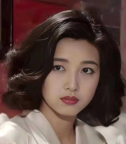 2002年，杨志刚和江珊拍戏，杨志刚从背后抱住江珊，结果江珊来了这么一句：“弟弟