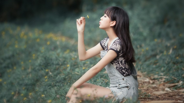 在感情里，一个女人真正的死心，是从沉默开始的。中年女人更是如此，她们一旦否定了