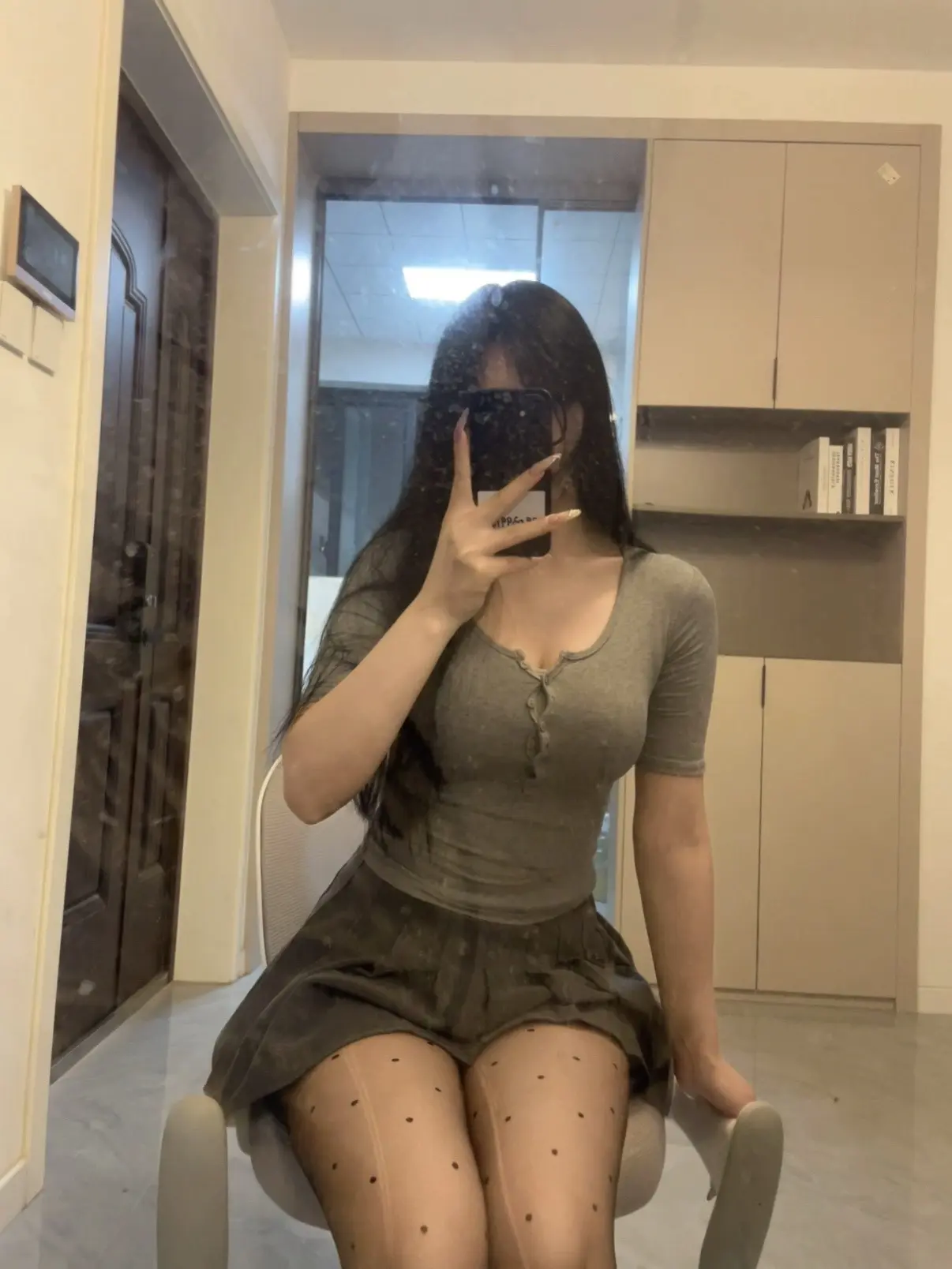 镜子好脏啊 有没有人来擦一下