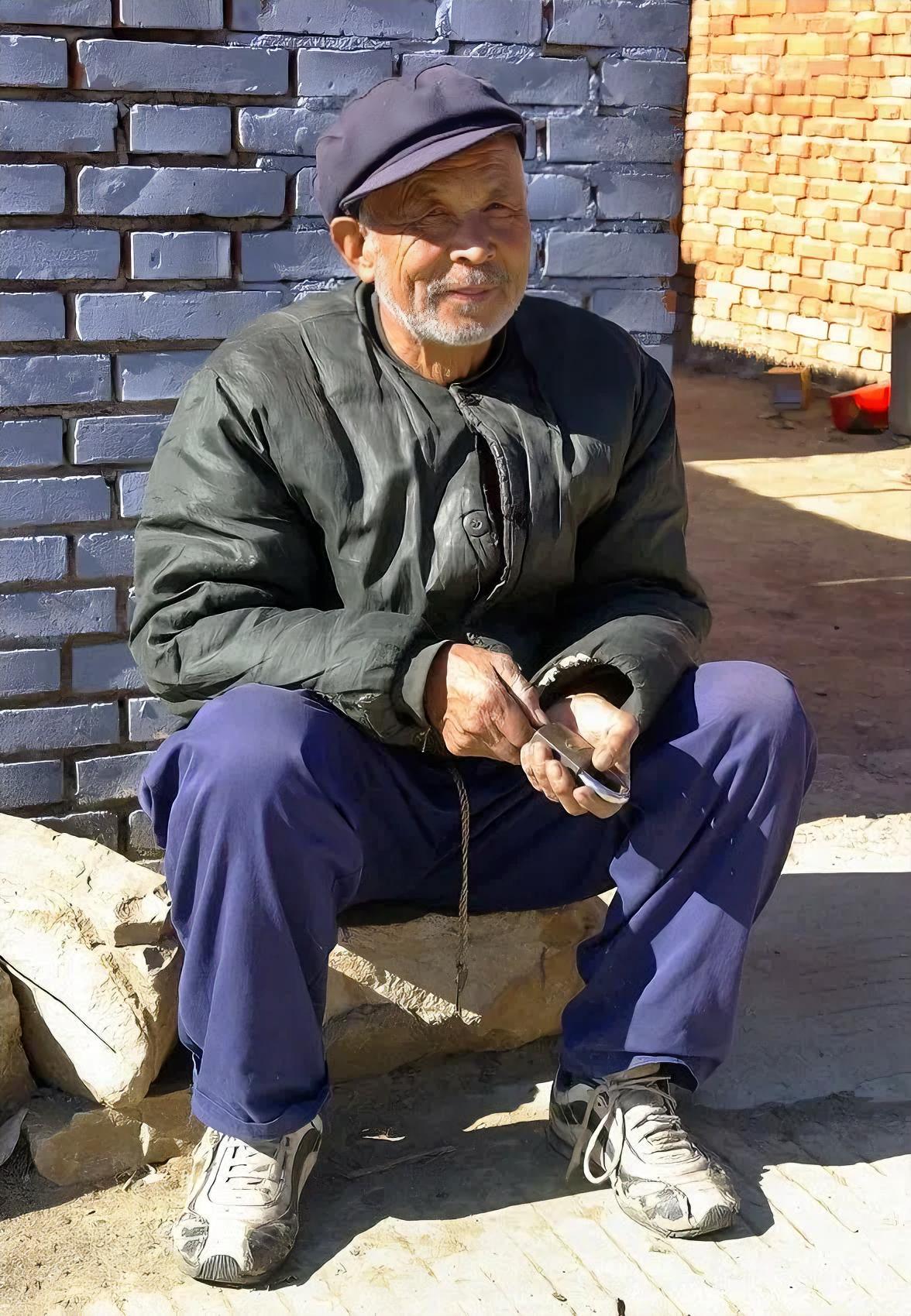 我今年六十岁，听人说可以一次性补缴社保。揣着攒了半辈子的9万块钱，我走进银行，手