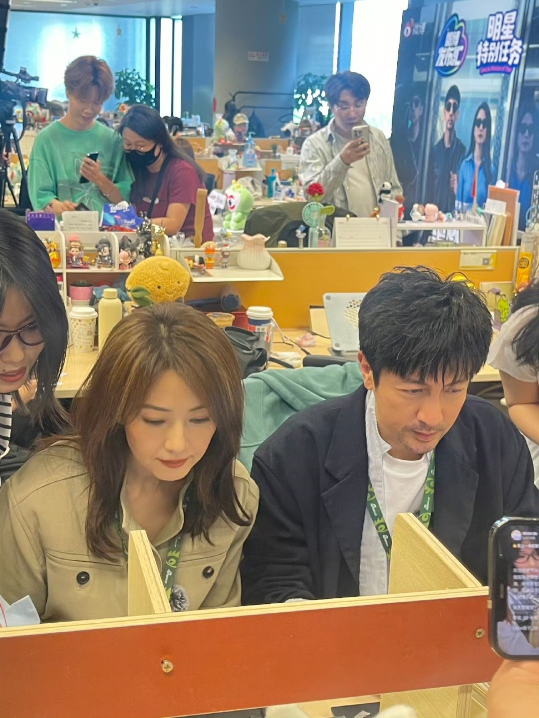 高圆圆素颜现身街头，抬头瞬间嘴角细纹藏不住了，女神也逃不过岁月痕迹啊。