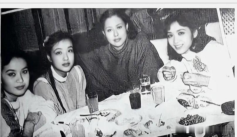 这是80年代几位女明星的珍贵合影，那个时候的刘晓庆好美啊，比方舒漂亮，比龚雪还要