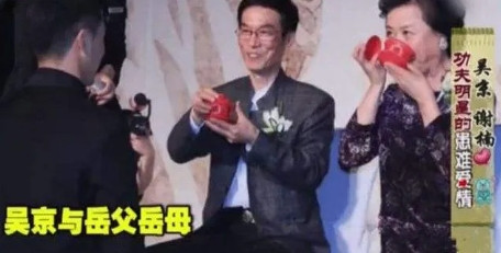 2016年，吴京拍《战狼2》时，因为真枪实弹有危险，300块一天却找不到群演，吴