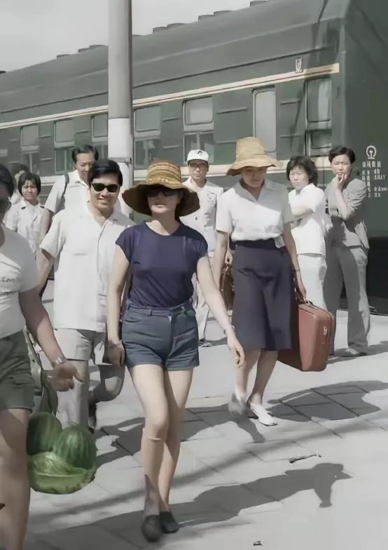丰姿卓越四十年前的刘晓庆，去乡镇走穴演出嫌的锅满盆溢，具说那时的她，嫌的钱都用皮