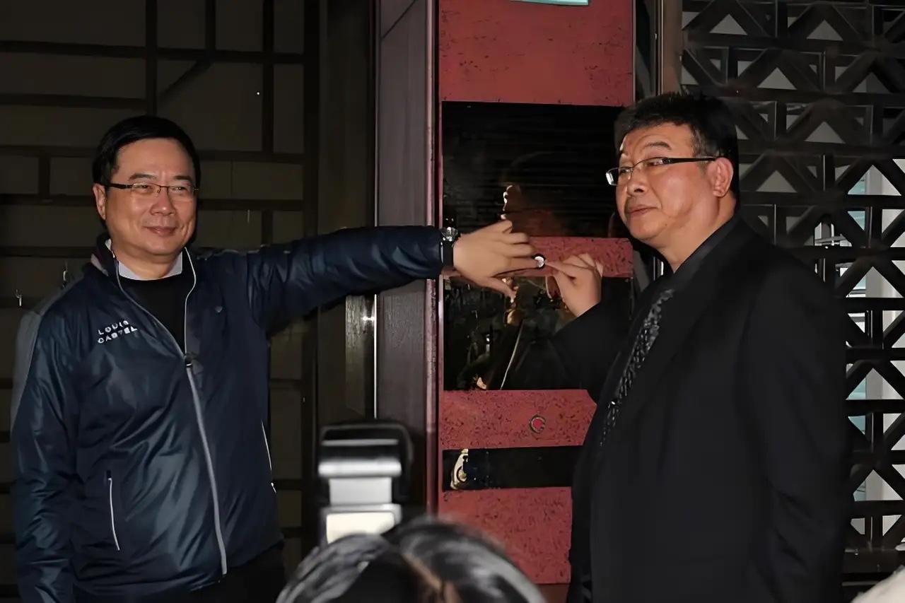 邱毅长文送行蔡正元：兄弟即将入狱，不沾锅没感激，鬼魅小刀出现了，逼得我要清查陈年