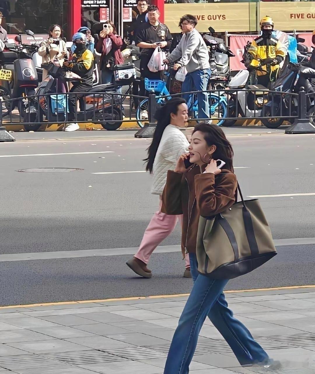 偶遇章若楠一次，你就明白了，明星的淡颜在现实中的冲击力到底有多大。​​​