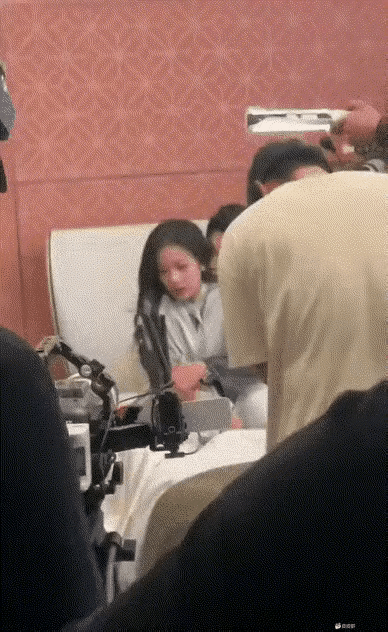 电视剧里的吻戏片段，男女演员拍的也不容易，这么多人看着，依然要拍出感觉，说实话，